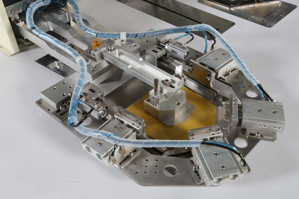 智能双色贴袋缝纫机